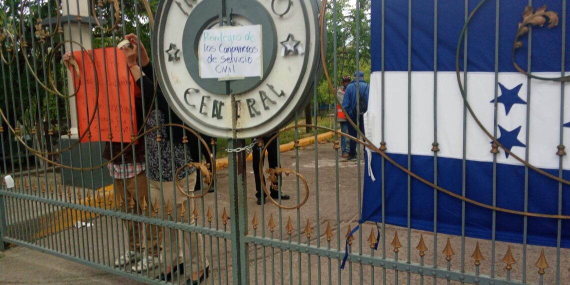 ¡Tomado el Central! Dos colegios magisteriales rechazan despidos del personal de Servicio Civil
