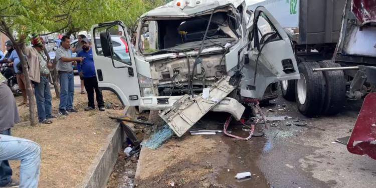 ¡Tragedia en el sur! Un muerto y varios heridos tras choque entre camión cisterna y rastra en San Lorenzo