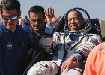 ¡Tras 241 días en órbita! Astronauta de la NASA y dos cosmonautas rusos vuelven a la Tierra