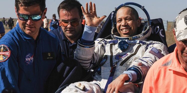 ¡Tras 241 días en órbita! Astronauta de la NASA y dos cosmonautas rusos vuelven a la Tierra