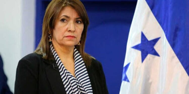 ¡Tras el regreso de JOH! Se entregará a la justicia, la prófuga exministra de Salud Alba Consuelo Flores