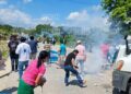 ¡Batalla campal! Con lluvia de piedras y gas lacrimógeno, se calienta protesta en Macuelizo