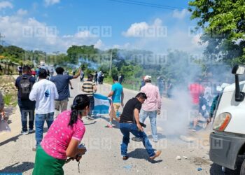 ¡Batalla campal! Con lluvia de piedras y gas lacrimógeno, se calienta protesta en Macuelizo