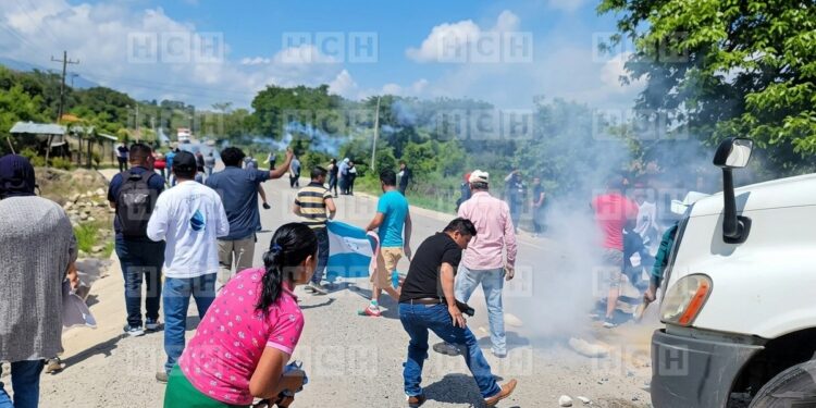 ¡Batalla campal! Con lluvia de piedras y gas lacrimógeno, se calienta protesta en Macuelizo