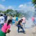¡Batalla campal! Con lluvia de piedras y gas lacrimógeno, se calienta protesta en Macuelizo