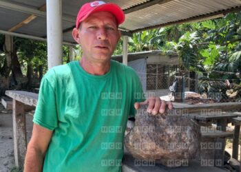 ¿Roca extraterrestre? Poblador de Omoa lleva 10 años cargando una misteriosa piedra y desafía a los expertos a analizarla