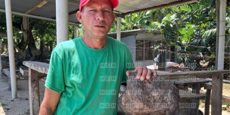 ¿Roca extraterrestre? Poblador de Omoa lleva 10 años cargando una misteriosa piedra y desafía a los expertos a analizarla