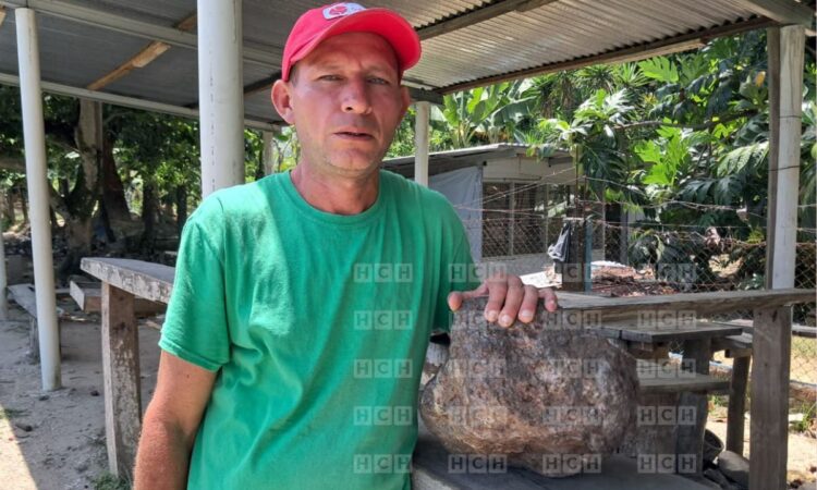 ¿Roca extraterrestre Poblador de Omoa lleva 10 años cargando una misteriosa piedra y desafía a los expertos a analizarla