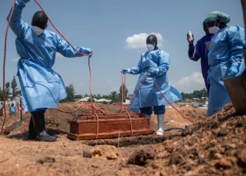 Nepal empieza a sepultar víctimas no identificadas ante la descomposición de los cuerpos