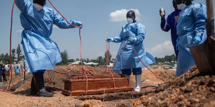 Nepal empieza a sepultar víctimas no identificadas ante la descomposición de los cuerpos
