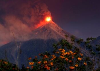 Nueva erupción del Volcán de Fuego en Guatemala pone bajo vigilancia a comunidades cercanas