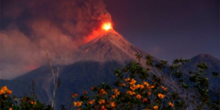 Nueva erupción del Volcán de Fuego en Guatemala pone bajo vigilancia a comunidades cercanas