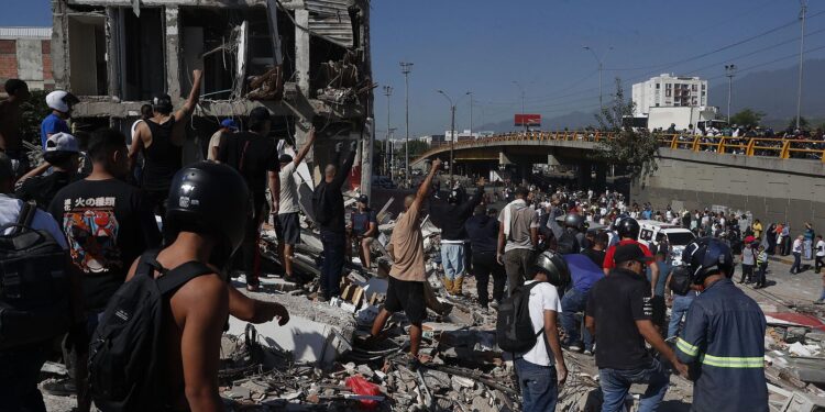 ¡COLOMBIA BAJO ESCOMBROS! Devastador sismo de 7.4 deja muertos y destrucción total