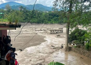El temor a una nueva riada en Nepal desata el éxodo y complica las labores de rescate