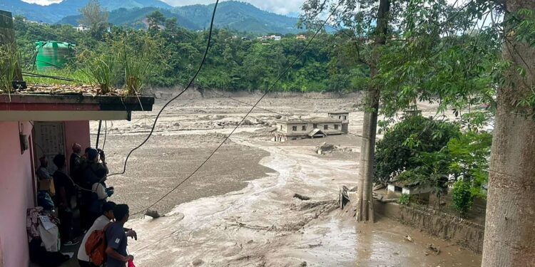 El temor a una nueva riada en Nepal desata el éxodo y complica las labores de rescate