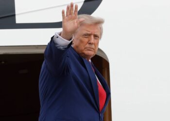 Trump retira fondos federales para procedimientos de transición de género en menores
