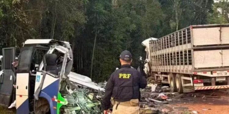Tragedia en Paraná, Brasil deja al menos 23 muertos tras choque frontal entre un autobús y camión
