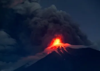 Más de 1,700 evacuados por potente erupción del volcán de Fuego en Guatemala