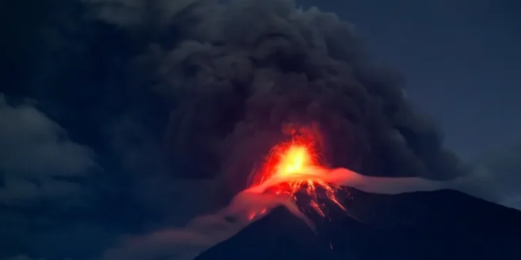 Más de 1,700 evacuados por potente erupción del volcán de Fuego en Guatemala
