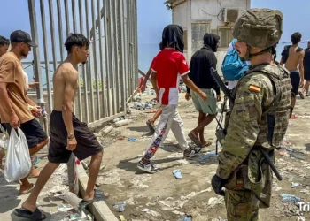 La súplica de dos amigas separadas por la frontera de Ceuta: “quédate en España. No vuelvas”