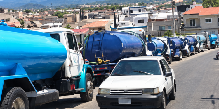 ¡Largas filas de pipas reflejan la grave crisis de agua que azota a la capital!