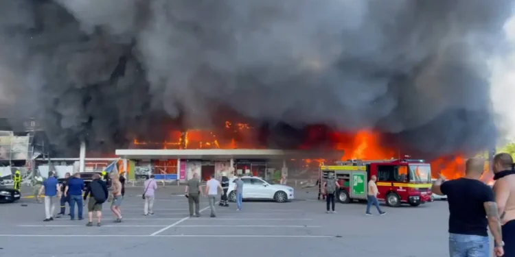 Al menos 15 muertos y 130 heridos en un ataque ruso contra un centro comercial en Ucrania