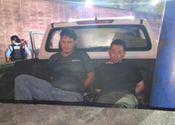 Policía Nacional intercepta vehículo con reporte de robo y captura a dos sujetos armados en San Pedro Sula
