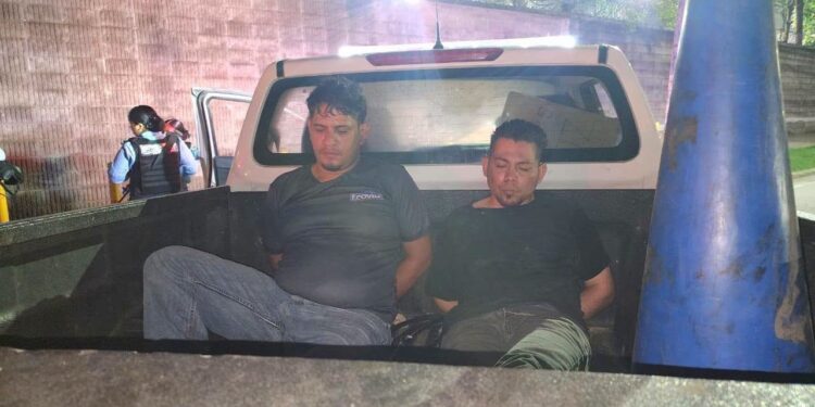 Policía Nacional intercepta vehículo con reporte de robo y captura a dos sujetos armados en San Pedro Sula