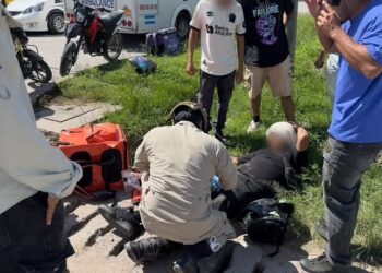 Accidente de tránsito entre dos motocicletas deja personas lesionadas en la calle 21 de Agosto