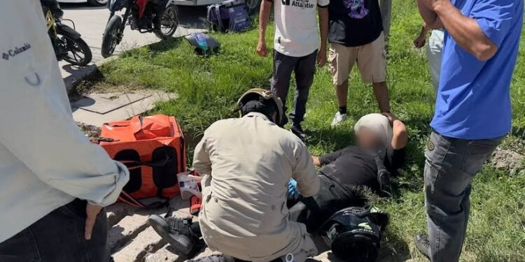 Accidente de tránsito entre dos motocicletas deja personas lesionadas en la calle 21 de Agosto