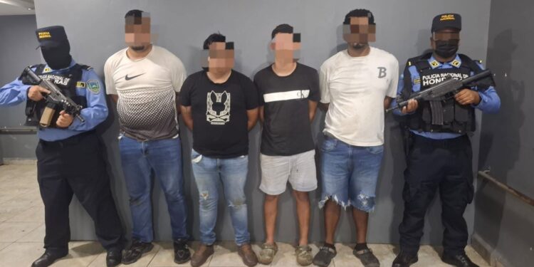 DAET asesta duro golpe al crimen organizado y captura a cuatro sujetos con armas de guerra en Omoa