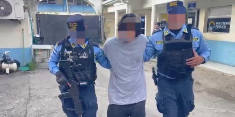 Capturan en inspección de rutina a hombre con orden de captura pendiente por homicidio