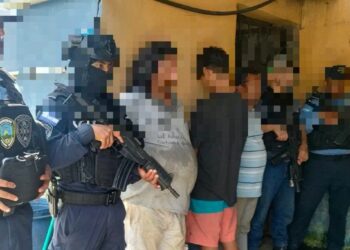 Capturan a tres sujetos tras atentar a disparos contra agentes policiales en San Antonio