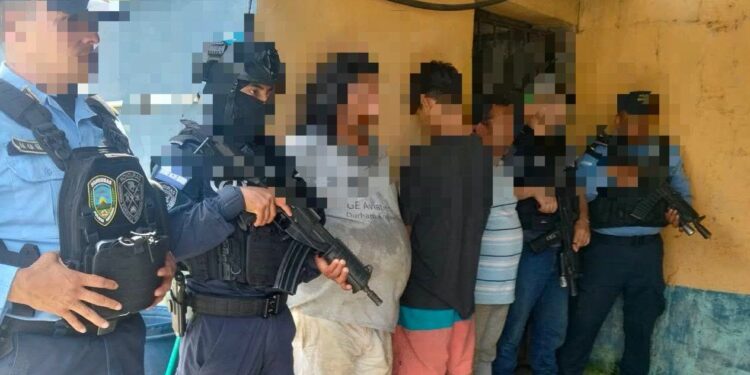 Capturan a tres sujetos tras atentar a disparos contra agentes policiales en San Antonio