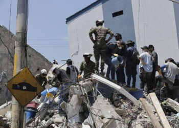 Búsqueda contrarreloj entre los escombros un día después del fuerte terremoto en Colombia