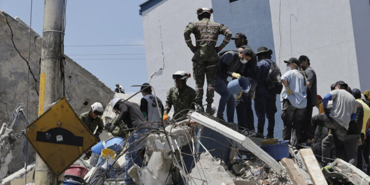 Búsqueda contrarreloj entre los escombros un día después del fuerte terremoto en Colombia