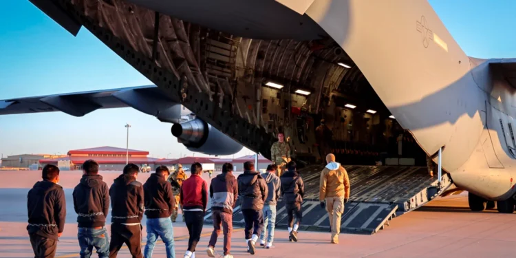 Estados Unidos busca localizar en el extranjero a migrantes deportados para cobrarles multas