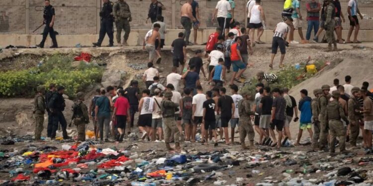 En Ceuta, un viaje de ida y vuelta para los migrantes, agotados y sin esperanza