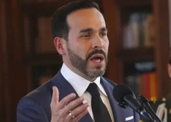 El presidente de Colombia presenta un libro con casos de presunta corrupción en el gobierno de Petro