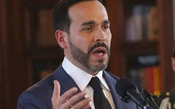 El presidente de Colombia presenta un libro con casos de presunta corrupción en el gobierno de Petro