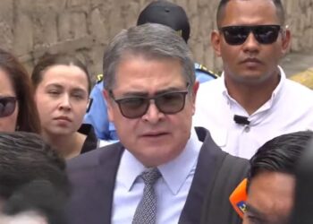 “Aspra miente”, señala JOH a su llegada a la audiencia inicial