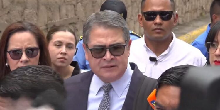 “Aspra miente”, señala JOH a su llegada a la audiencia inicial