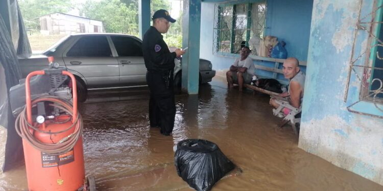 Lluvias en Costa Rica dejan a 1,314 personas en albergues y obligan a enviar ayuda por helicóptero a comunidades indígenas