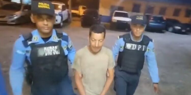 ¡Bárbaro! Lo capturan cuando maltrataba a su propia madre en Atlántida