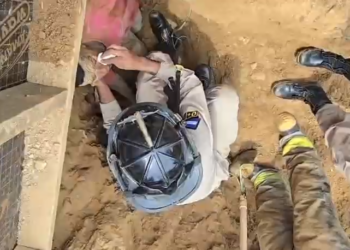 ¡Volvieron a nacer! Rescatan a cinco obreros soterrados en construcción de Roatán