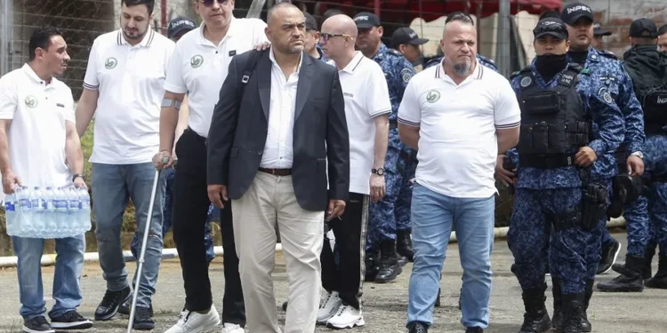 Trasladan a 103 presos de alta peligrosidad de una cárcel de Colombia a otros centros del país