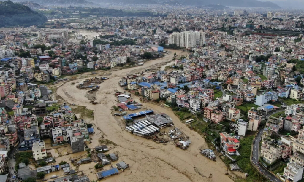 Rescatados con vida dos trabajadores atrapados en Nepal