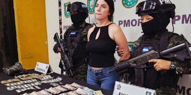 Con droga y dinero, atrapan a “La Chela” presunta integrante de la MS13 | Móvil Emergencia SPS
