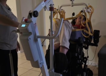 “La silla eléctrica y la cama de hospital”: La odisea de una hondureña que busca autodeportarse con equipo médico vital