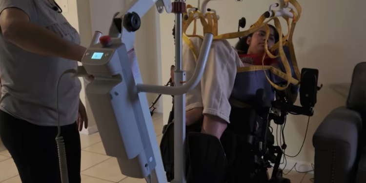 “La silla eléctrica y la cama de hospital”: La odisea de una hondureña que busca autodeportarse con equipo médico vital
